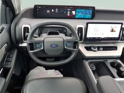 Used 2025 Ford Expedition Active AWD/4WD image 6
