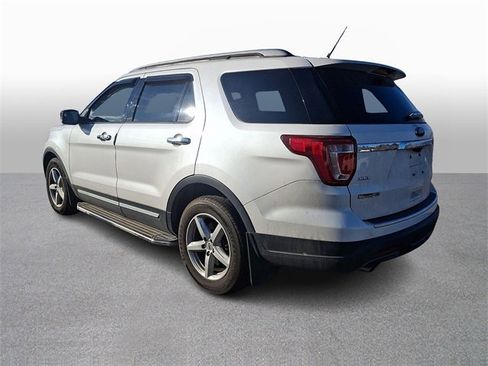 Used 2018 Ford Explorer XLT w/ Equipment Group 202A image 6