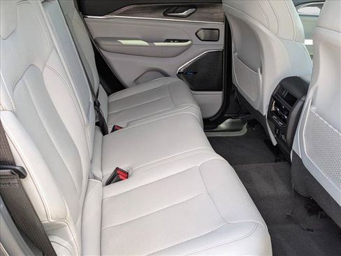 Used 2022 Jeep Grand Cherokee Overland AWD/4WD image 21