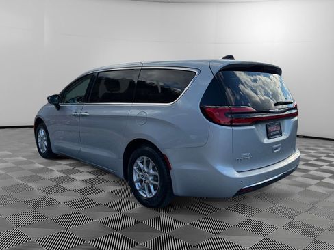 Used 2024 Chrysler Pacifica Touring-L image 5