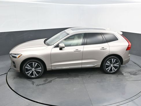 Used 2023 Volvo XC60 B5 Plus image 24