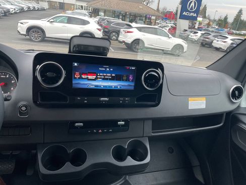 Used 2025 Mercedes-Benz Sprinter 2500 image 4