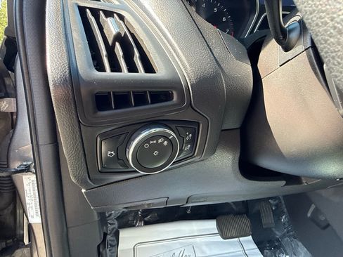 Used 2014 Ford Focus SE FWD image 17
