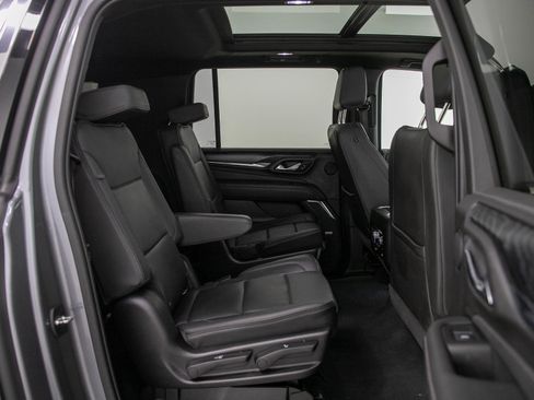 Used 2021 GMC Yukon XL Denali w/ Denali Premium Package AWD/4WD image 12