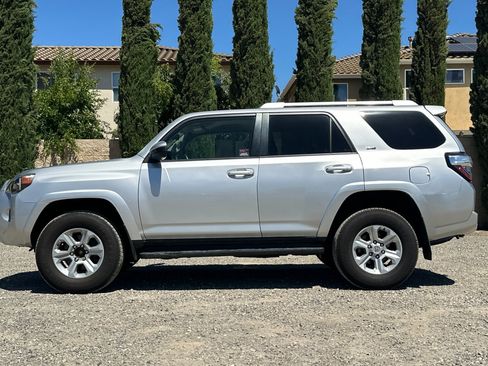 Used 2017 Toyota 4Runner SR5 RWD image 7