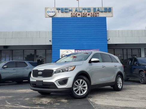 Used 2017 Kia Sorento LX image 2