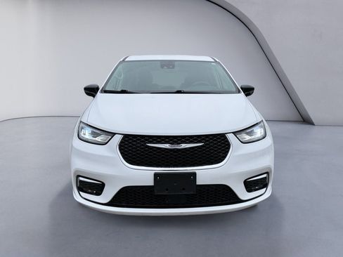 Used 2024 Chrysler Pacifica Touring-L image 8