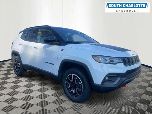 Used 2025 Jeep Compass Trailhawk AWD/4WD image 3