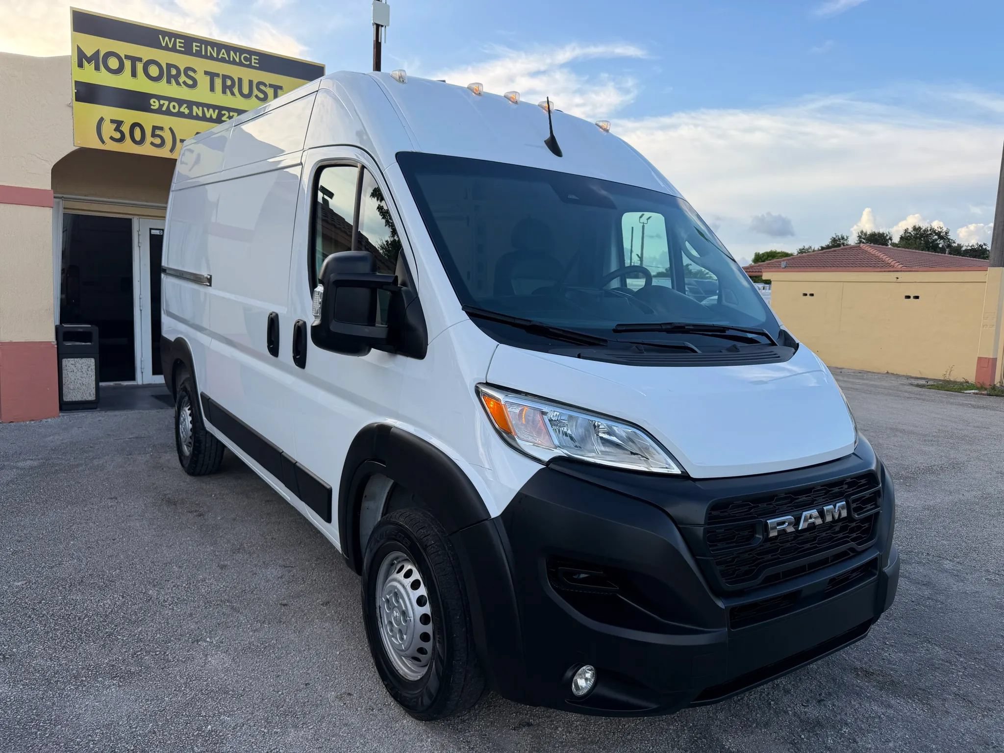 Used 2025 RAM ProMaster 2500 w/ Convenience Group FWD image 9