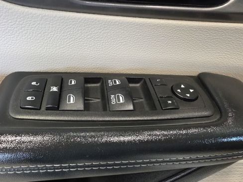 Used 2024 Chrysler Pacifica Touring-L FWD image 18