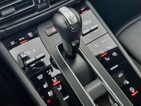 Certified 2023 Porsche Macan AWD/4WD image 18