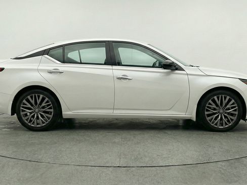 Used 2025 Nissan Altima 2.5 SV FWD image 8