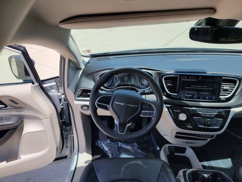 Used 2024 Chrysler Pacifica Touring-L FWD image 19