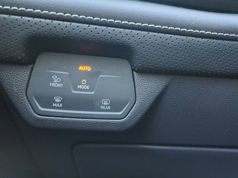 Used 2024 Volkswagen Atlas SE w/ Black Wheel Package image 16