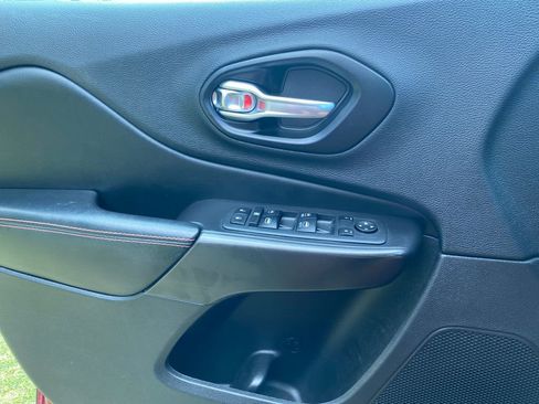 Used 2021 Jeep Cherokee Trailhawk w/ Technology Group image 30