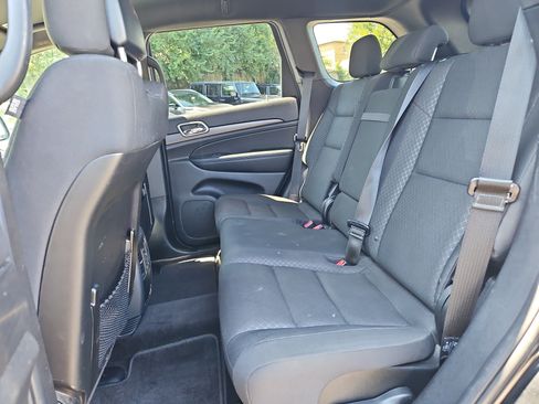 Used 2018 Jeep Grand Cherokee Laredo AWD/4WD image 15