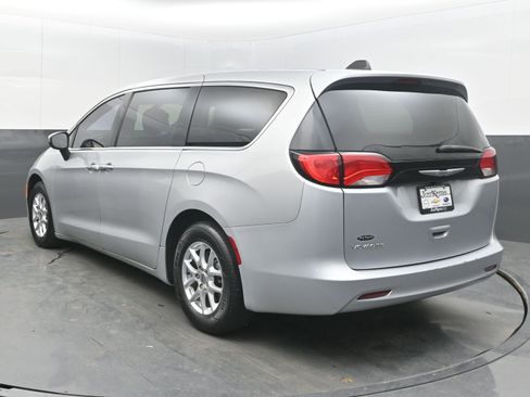 Used 2022 Chrysler Voyager LX image 6