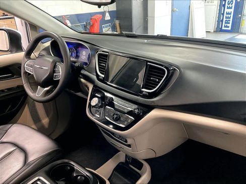 Used 2023 Chrysler Pacifica Touring-L FWD image 14