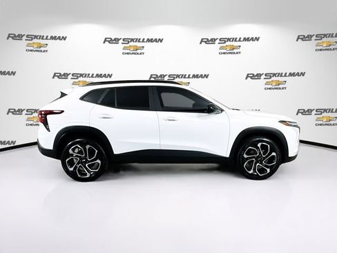 Used 2024 Chevrolet Trax RS w/ Sunroof Package FWD image 8