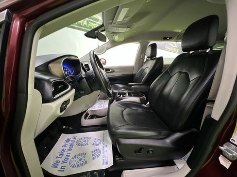 Used 2019 Chrysler Pacifica Touring-L FWD image 16