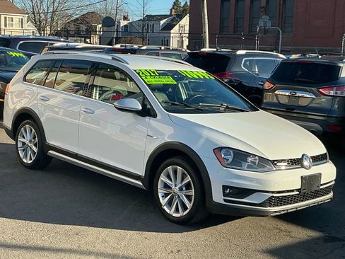 Used 2017 Volkswagen Golf Alltrack S image 3