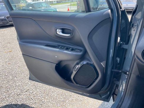 Used 2018 Jeep Renegade Altitude w/ UConnect 8.4 Nav Group AWD/4WD image 23