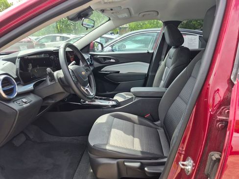 Used 2025 Chevrolet Trax LT w/ LT Convenience Package FWD image 21