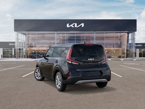Used 2025 Kia Soul LX FWD image 4