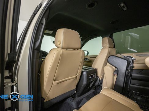 Used 2022 Chevrolet Suburban Premier AWD/4WD image 26