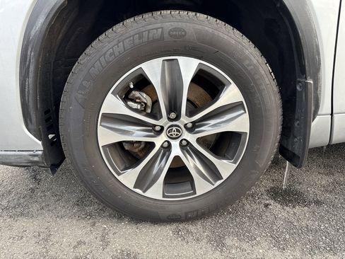 Used 2021 Toyota Highlander XLE image 10