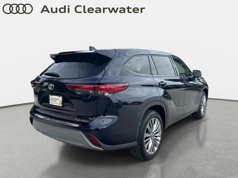 Used 2023 Toyota Highlander Platinum FWD image 4