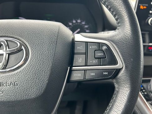 Used 2022 Toyota Sienna XLE image 16