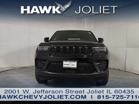 Used 2025 Jeep Grand Cherokee Altitude AWD/4WD image 2