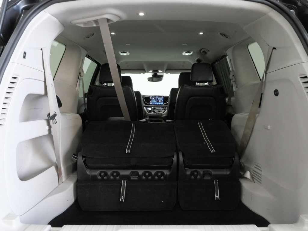 Used 2024 Chrysler Pacifica Touring-L FWD image 27