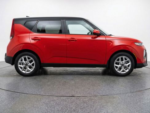 Used 2025 Kia Soul LX w/ LX Technology Package FWD image 9