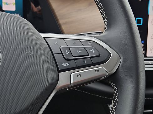 Used 2025 Volkswagen Atlas SE image 21