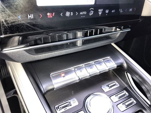 Used 2025 Lincoln Nautilus Premier image 19