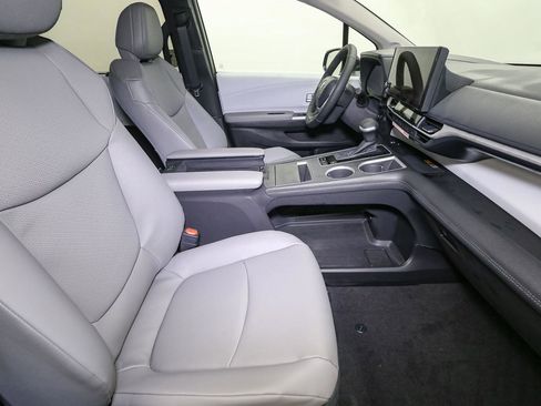 New 2026 Toyota Sienna XLE image 13