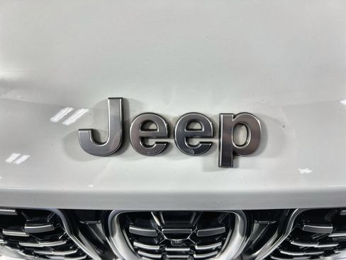 Used 2022 Jeep Grand Cherokee Summit AWD/4WD image 32