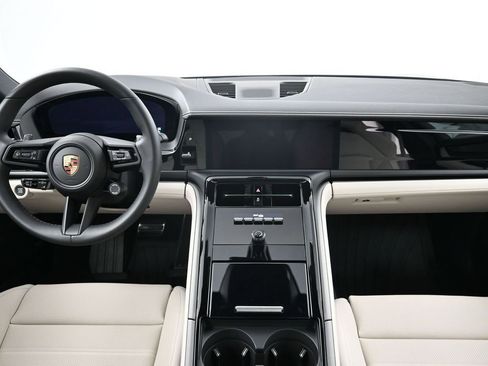 Certified 2025 Porsche Panamera 4 image 9