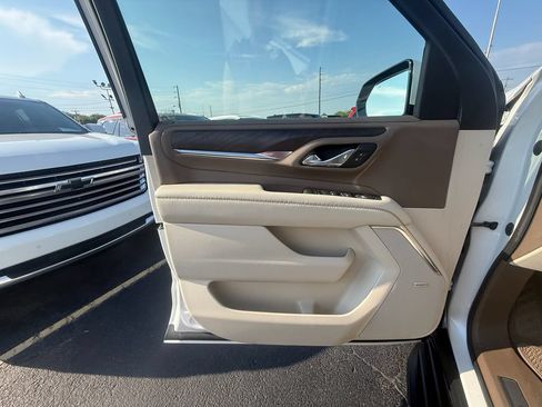 Used 2023 GMC Yukon XL Denali AWD/4WD image 11