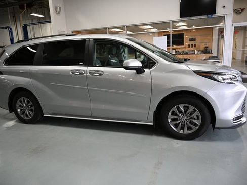 Used 2023 Toyota Sienna XLE image 4