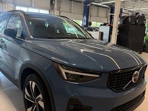Used 2023 Volvo XC40 B5 Ultimate w/ Protection Package Premier AWD/4WD image 2