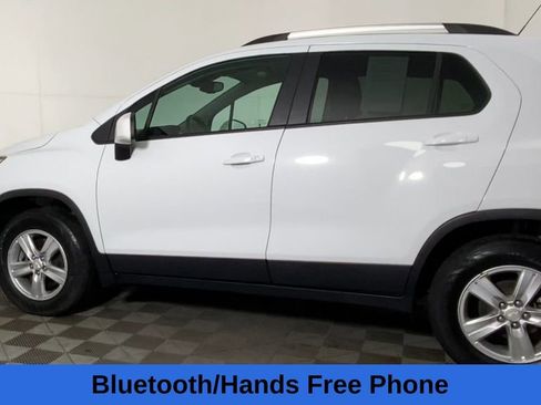 Used 2022 Chevrolet Trax LT w/ LT Convenience Package image 8