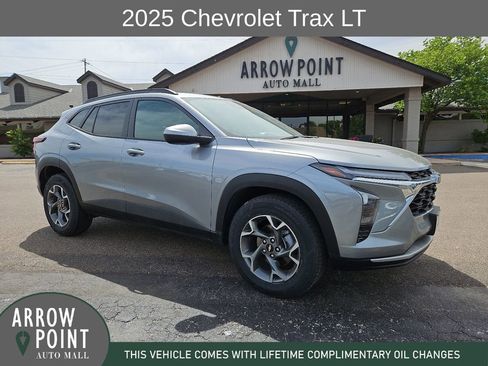 Used 2025 Chevrolet Trax LT FWD image 1