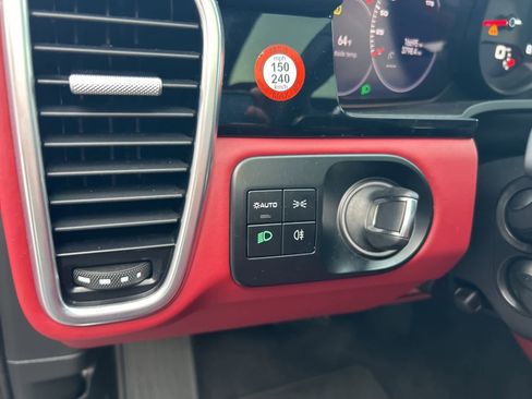 Used 2023 Porsche Cayenne Platinum Edition image 37