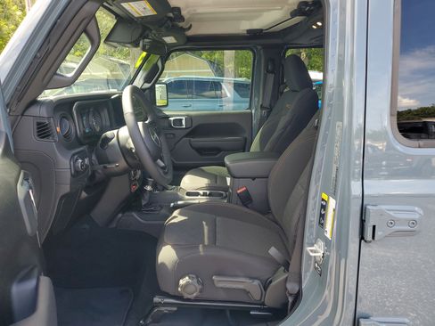 Used 2025 Jeep Gladiator Mojave AWD/4WD image 16