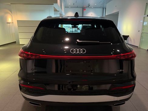Used 2025 Audi Q5 Premium w/ Convenience Package image 26