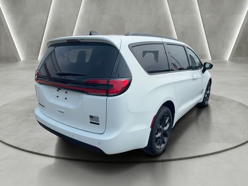 New 2027 Chrysler Pacifica Select AWD/4WD image 7