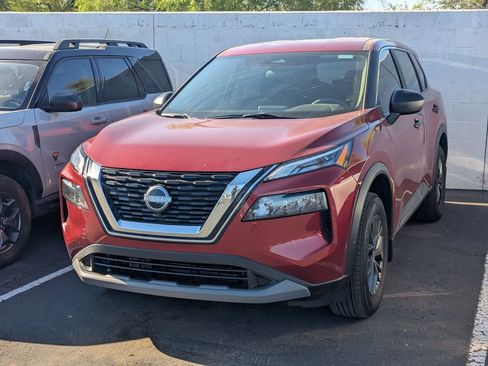 Used 2023 Nissan Rogue S image 2